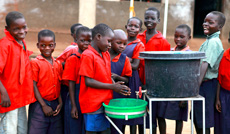 大きな絵本と写真で知る 「子どもたちの命を守る手洗い〜アフリカ・ウガンダでの取り組み〜」 撮影：竹谷健太朗