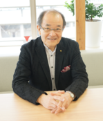 河野さんトリミング.png